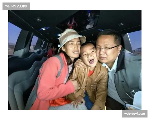 镜头故事：小球迷场边高举“爸爸辛苦了”标语